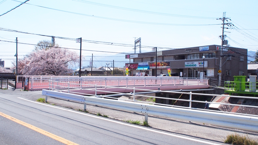 奈良甘樫高等学院・通信制高校サポート校「交通アクセス・沿線施設」築山交差点・高田橋交差点・約500m・ピンク色の奈良県道132号線・神楽橋で高田川を渡河