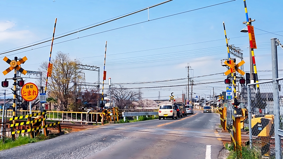 奈良甘樫高等学院・通信制高校サポート校「交通アクセス・沿線施設」築山交差点・高田橋交差点・約500m・近鉄大阪線とJR 和歌山線の二重踏切が目印です