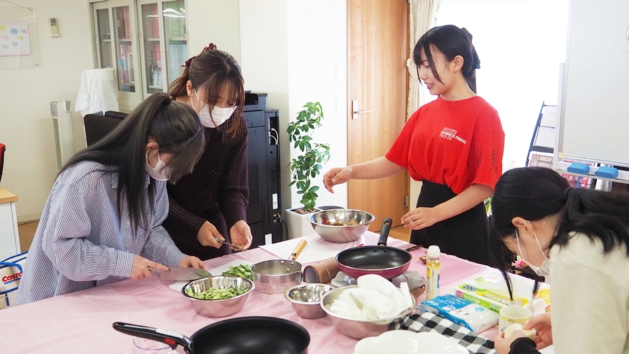 家庭科調理実習「中国料理・ズワイガニの芙蓉蟹と涼伴海蜇」奈良甘樫高等学院教室